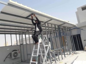 فني تركيب هناجر مظلات صاج بنل