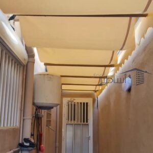 سواتر علي الجدران وبين الفلل والمنازل حي الملز بالرياض